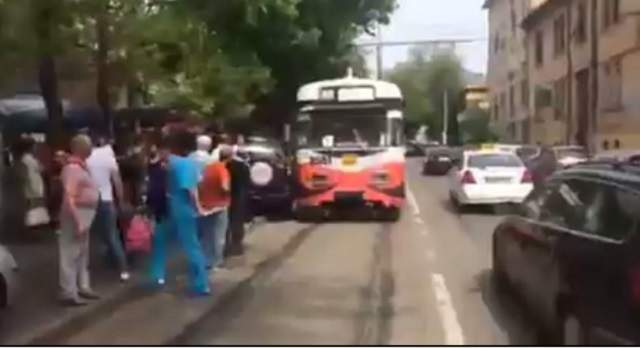 VIDEO / Circulaţia din Timişoara, blocată de SUV-ul unui "bizon"! Maşina a fost mutată pe mâini de oameni