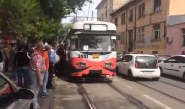 VIDEO / Circulaţia din Timişoara, blocată de SUV-ul unui "bizon"! Maşina a fost mutată pe mâini de oameni