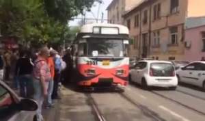 VIDEO / Circulaţia din Timişoara, blocată de SUV-ul unui "bizon"! Maşina a fost mutată pe mâini de oameni