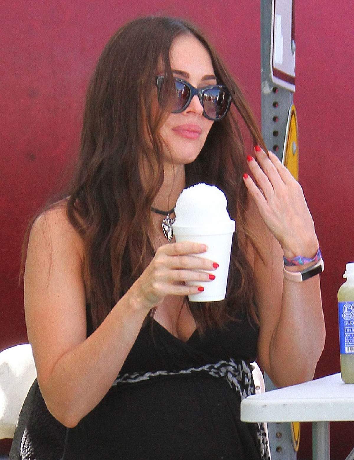 FOTO / Şi-a scos burta de gravidă la plimbare! Megan Fox a atras privirile tuturor pe străzile din California