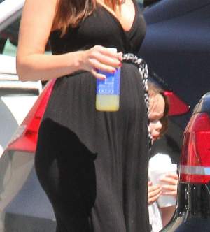 FOTO / Şi-a scos burta de gravidă la plimbare! Megan Fox a atras privirile tuturor pe străzile din California
