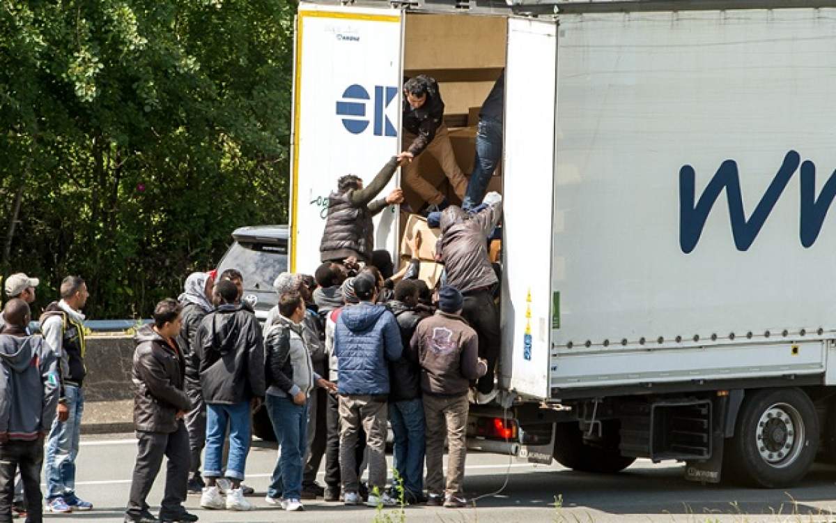 Descoperire şocantă în camionul unui român din Marea Britanie! Nu ai să crezi ce le-a făcut mai multor migranţi