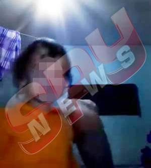 VIDEO REVOLTĂTOR! O mamă și-a agresat copilul pentru că o deranja în timp ce făcea show în fața camerei web!
