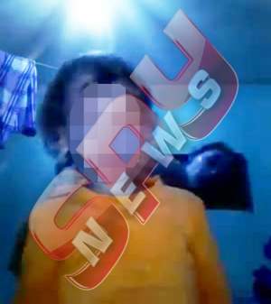 VIDEO REVOLTĂTOR! O mamă și-a agresat copilul pentru că o deranja în timp ce făcea show în fața camerei web!
