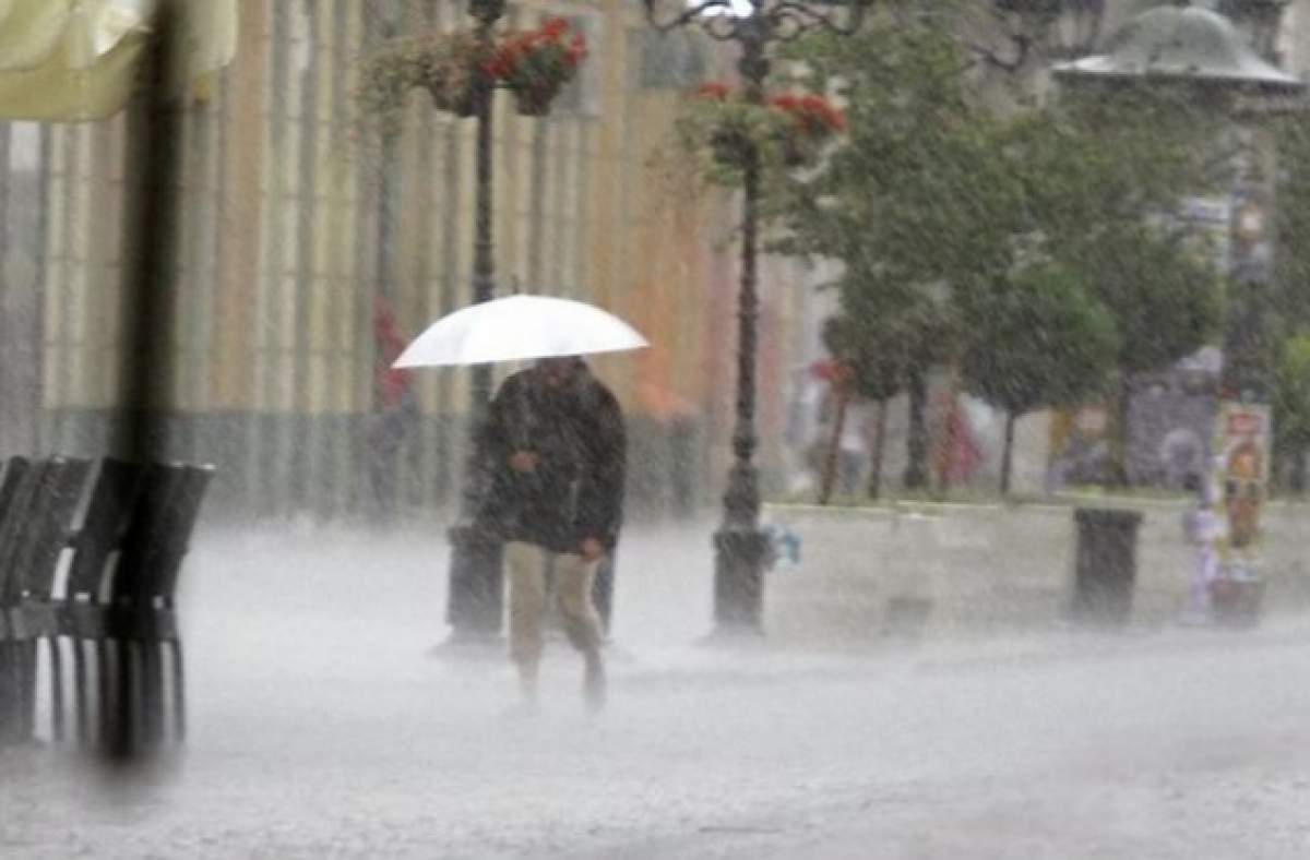 Anunţul de ultimă oră făcut de meteorologi! A fost emis COD GALBEN de ploi torențiale și furtuni! Care sunt zonele vizate