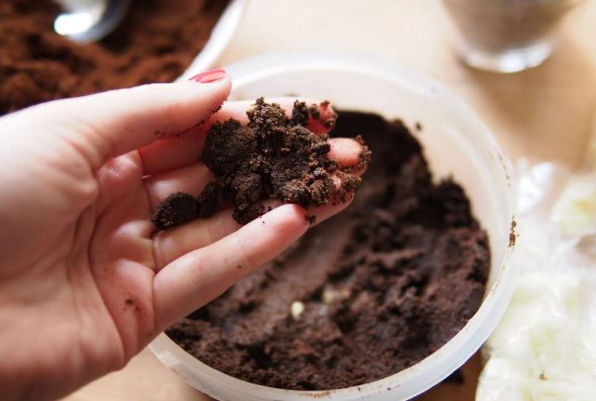 VIDEO / Bea cel puţin o cafea în fiecare dimineaţă, dar refuză cu îndârjire să arunce zaţul de cafea! Ce face cu resturile e de-a dreptul spectaculos!