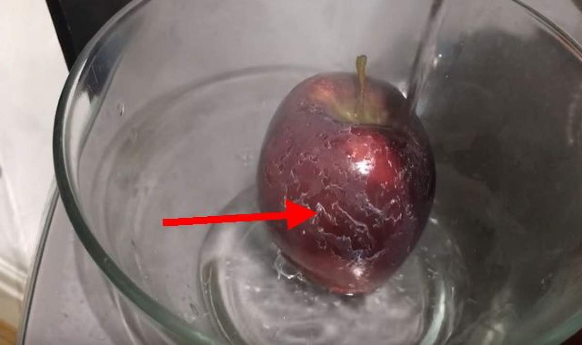 Cumpăraţi un măr din supermarket şi apoi turnaţi apă fiartă peste el! Veti fi şocaţi ce va urma!