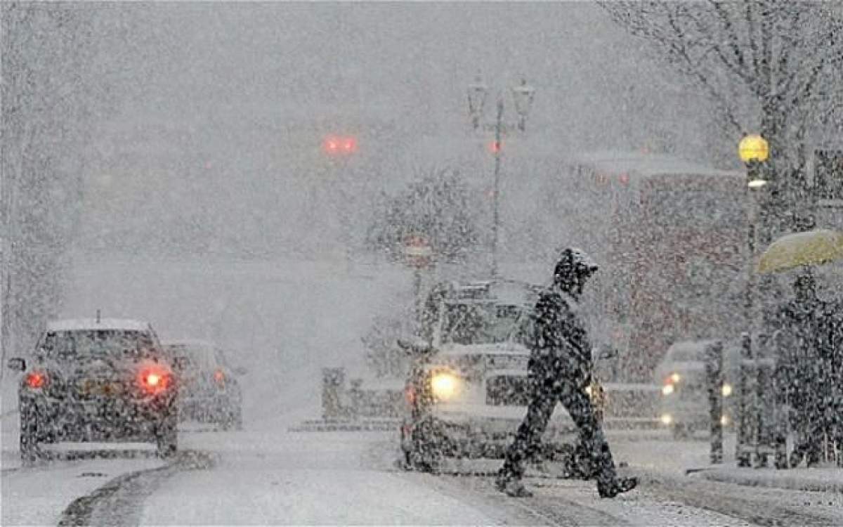 S-a întors iarna în România: Circulaţia este îngreunată pe mai multe drumuri din Harghita din cauza ninsorilor abundente