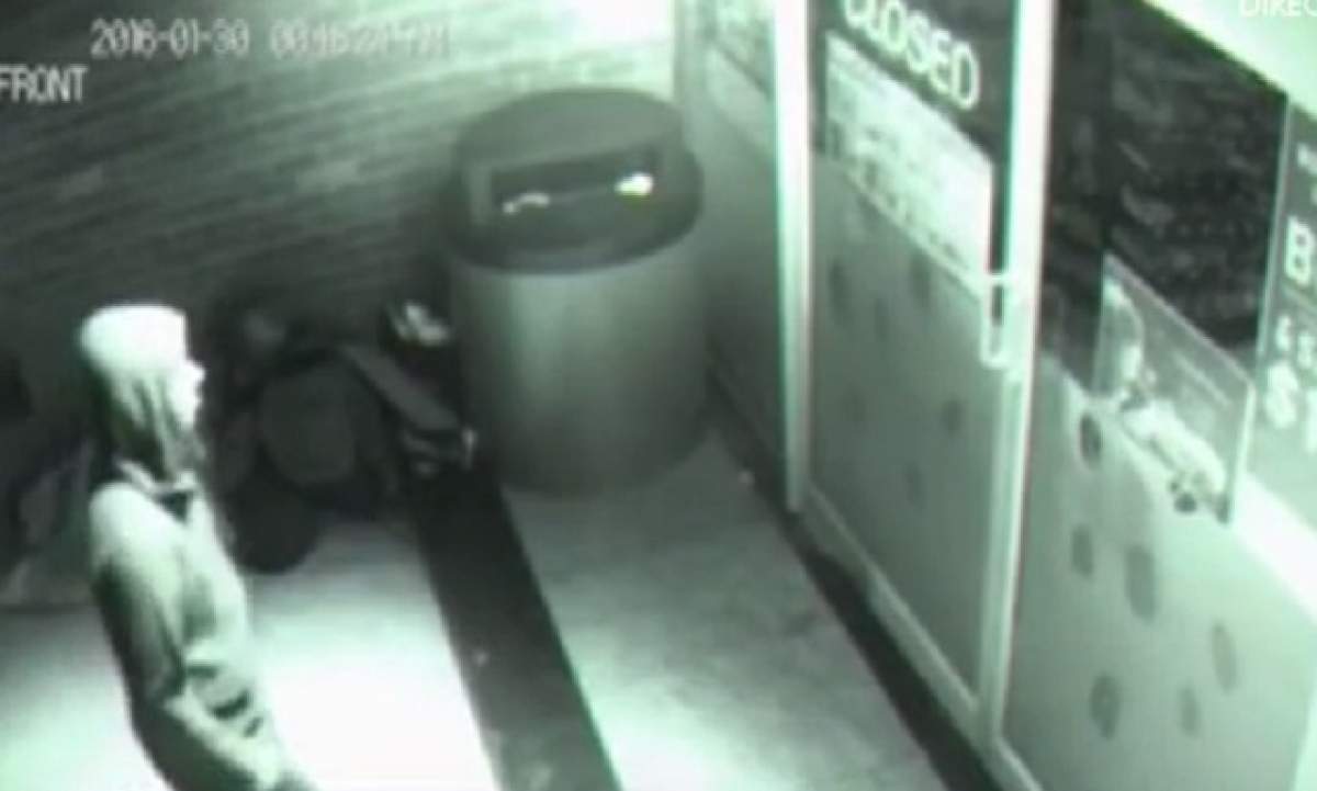 VIDEO / Imaginile desprinse din filmele horror care îţi fac pielea de găină! O siluetă a intrat prin geamul unui magazin
