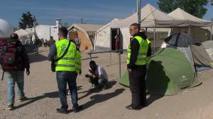 Imagini emoţionante cu românii dintr-o tabără de refugiaţi! Se întâmplă chiar acum, aproape de ţara noastră