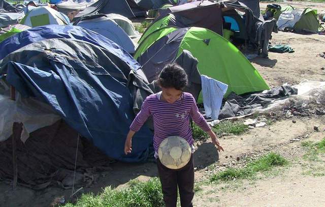 Imagini emoţionante cu românii dintr-o tabără de refugiaţi! Se întâmplă chiar acum, aproape de ţara noastră