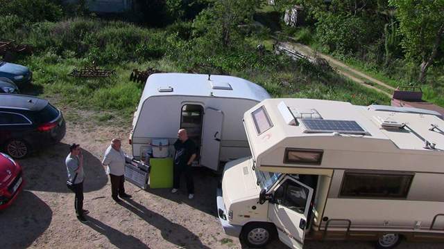 Imagini emoţionante cu românii dintr-o tabără de refugiaţi! Se întâmplă chiar acum, aproape de ţara noastră