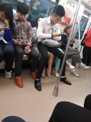 FOTO / Călătoria cu metroul nu a fost una obişnuită pentru mii de persoane! Ce au observat i-a lăsat... ca la dentist
