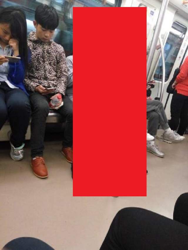 FOTO / Călătoria cu metroul nu a fost una obişnuită pentru mii de persoane! Ce au observat i-a lăsat... ca la dentist