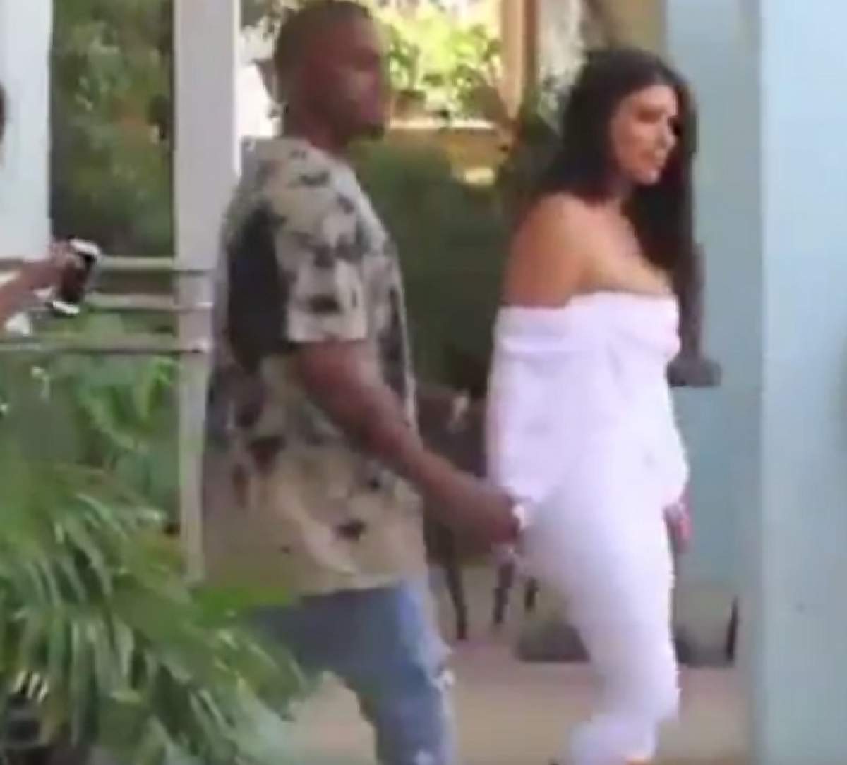 VIDEO / Kim Kardashian, cu sânii mult prea mari pentru bluza pe care o purta! Imaginile care au făcut deliciul tuturor