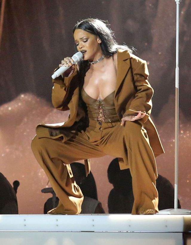 FOTO / Nu a fost niciodată slabă moartă, dar de data asta e prea... împănată! Rihanna, cu "colăceii" la vedere pe scenă