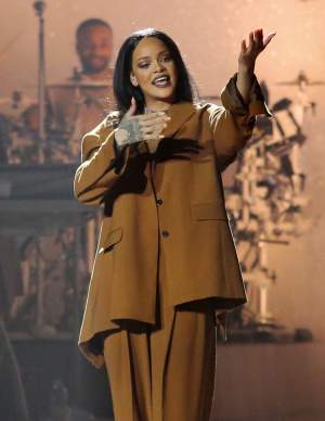 FOTO / Nu a fost niciodată slabă moartă, dar de data asta e prea... împănată! Rihanna, cu "colăceii" la vedere pe scenă