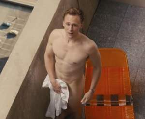 FOTO / Loki din ”Thor”, gol pușcă pe terasă! Degeaba s-a ascuns, căci fanele au văzut TOT