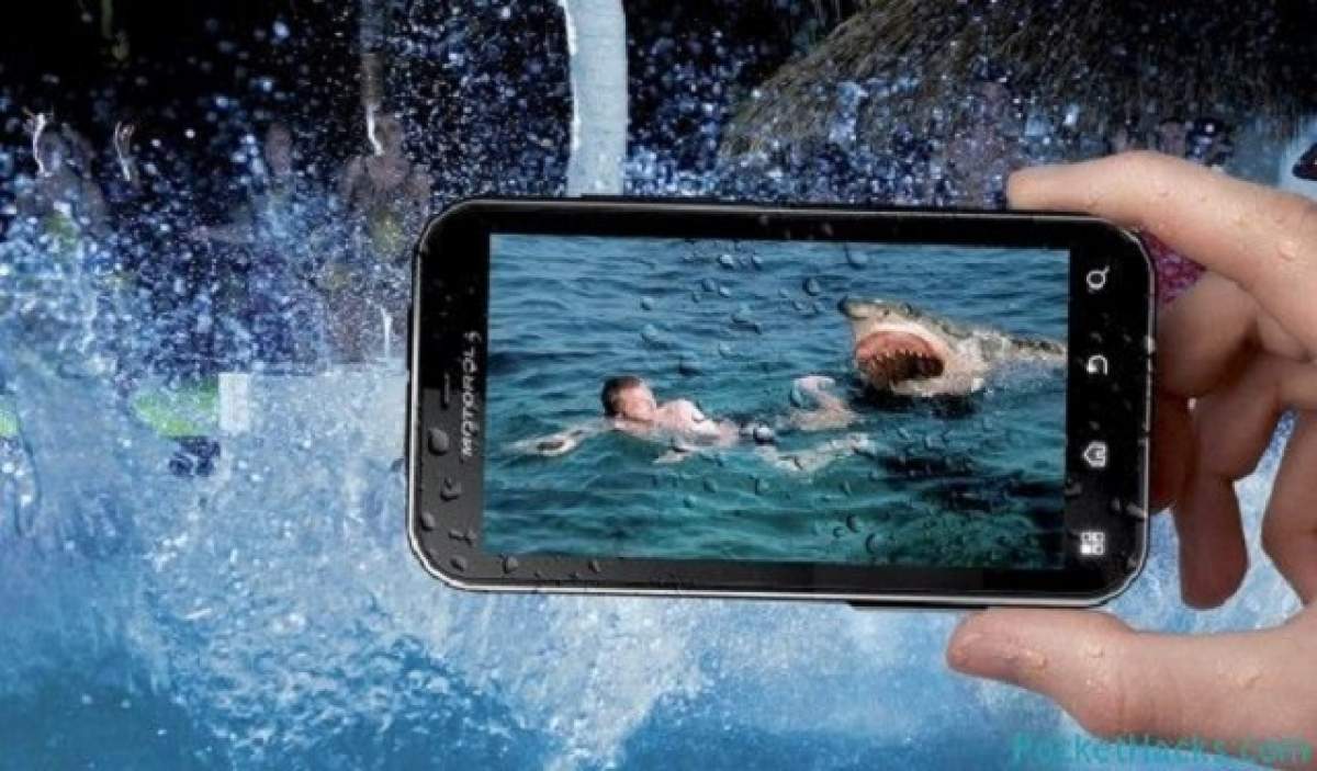 ÎNTREBAREA ZILEI - LUNI / Ce trebuie să faci dacă ţi-a scăpat telefonul în apă? Urmează întocmai aceste sfaturi şi vei fi surprins de efecte