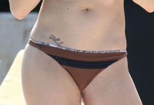FOTO / S-a luptat cu anorexia, dar pare că a învins! LeAnn Rimes a apărut în costum de baie pe plajă, iar ce a încercat să ascundă în bikini a atras toate privirile