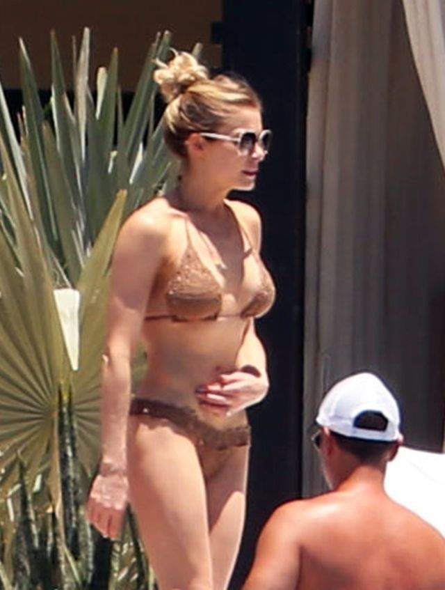 FOTO / S-a luptat cu anorexia, dar pare că a învins! LeAnn Rimes a apărut în costum de baie pe plajă, iar ce a încercat să ascundă în bikini a atras toate privirile