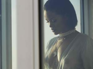 VIDEO / Rihanna, în sânii goi în noul videoclip! Artista a renunţat la orice urmă de inhibiţie, iar bărbaţii sunt în extaz