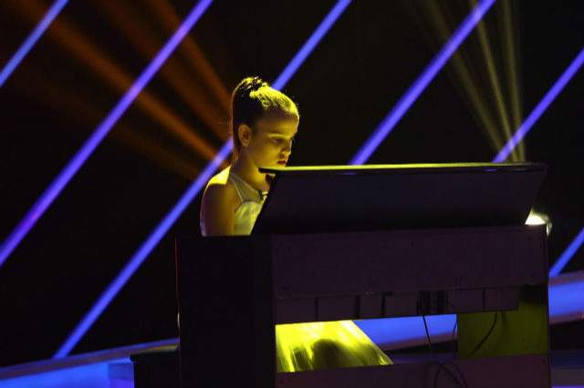 FOTO / În Joia Mare, la “Next Star”, o fetiță nevăzătoare îi uimește pe jurați cu talentul ei de pianistă