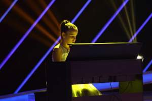 FOTO / În Joia Mare, la “Next Star”, o fetiță nevăzătoare îi uimește pe jurați cu talentul ei de pianistă