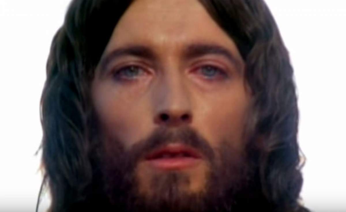 VIDEO / Cum arată şi ce face actorul Robert Powell, protagonistul mini-seriei "Iisus din Nazaret"