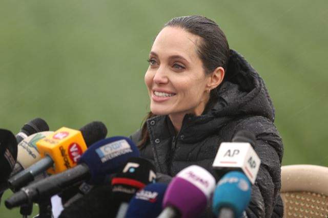 VIDEO / Angelina Jolie a ajuns piele și os! Apropiații cred că va muri