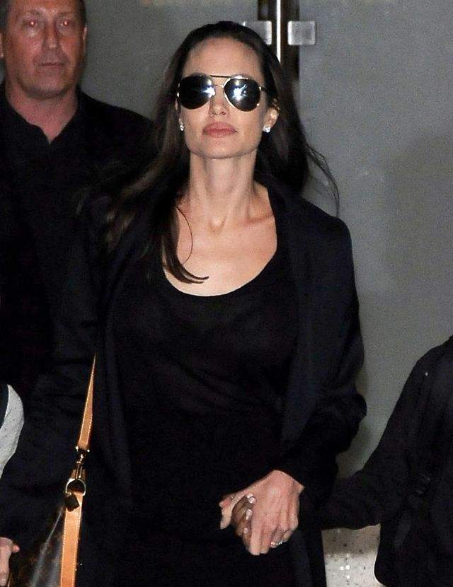 VIDEO / Angelina Jolie a ajuns piele și os! Apropiații cred că va muri