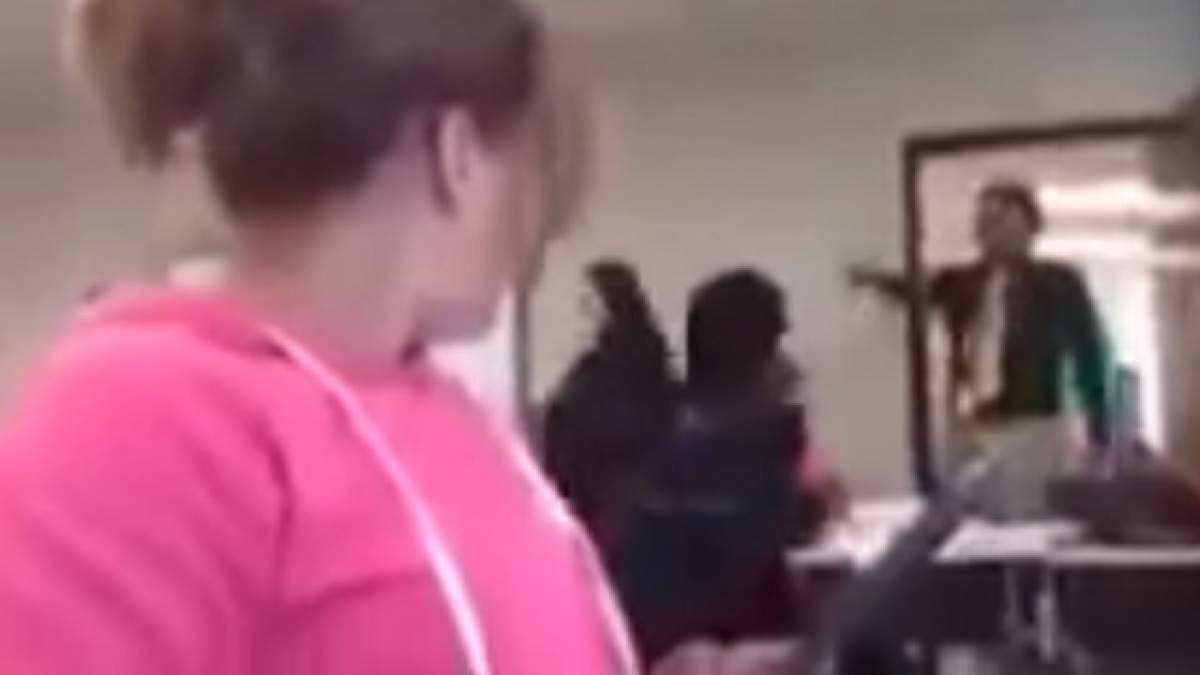VIDEO / Un profesor a fost prins de un elev în timp ce se uita la filme pentru adulţi! Ce i-a făcut după cadrul didactic