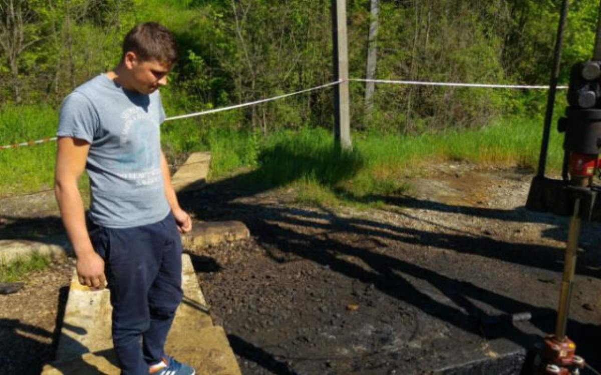 VIDEO / Durere fără margini pentru o familie din Dâmboviţa! Fiul lor de aproape 2 ani a murit după ce a căzut într-un puţ cu petrol