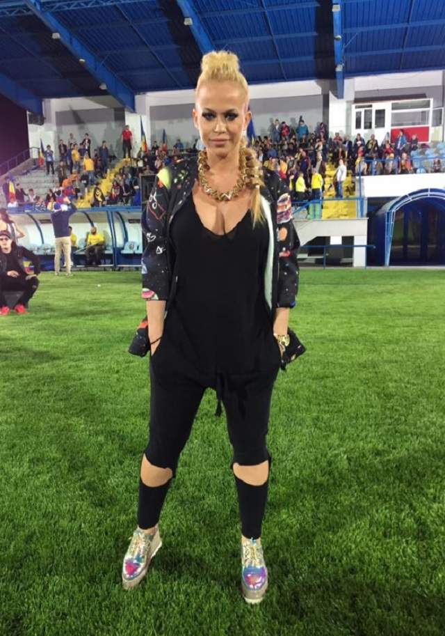 Anda Adam, într-o poziţie păcătoasă. "Nu te ştiam aşa obraznică!