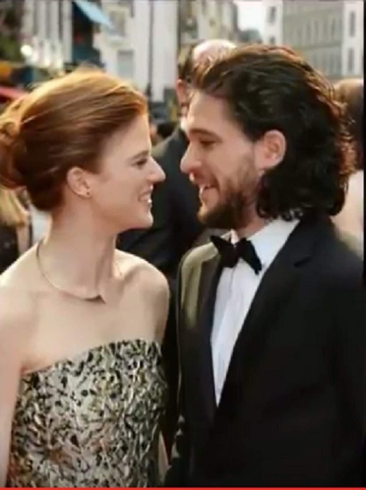 Jon Snow şi Ygritte sunt OFICIAL un cuplu în spatele camerelor de filmat. S-au sărutat şi au râs încontinuu pe covorul roşu!