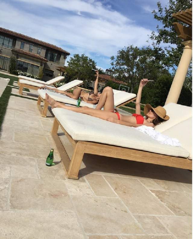 Kourtney Kardashian vrea să o detroneze pe celebra Kim! S-a pozat aproape în fundul gol şi a pus poza pe net!