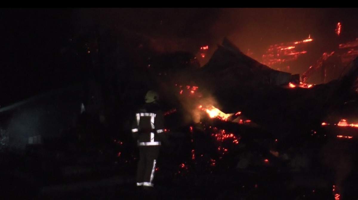 VIDEO / Un incendiu a mistuit biserica de lemn din comuna Burla. Un singur obiect a scăpat din calea flăcărilor