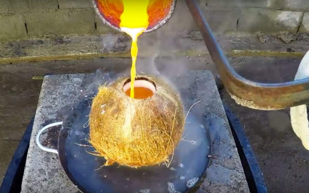 ÎNTREBAREA ZILEI: MARŢI - Ce se întâmplă dacă torni cupru topit într-o nucă de cocos? Rezultatul este cu totul şi cu totul spectaculos