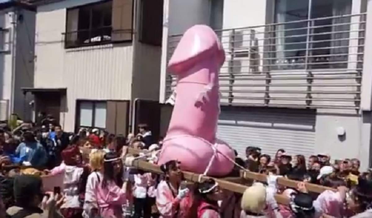 VIDEO / Imagini incredibile de la Festivalul Penisului! Sute de oameni au ieşit pe străzi să celebreze fertilitatea. Un falus roz, de câţiva metri, a fost plimbat pe străzi