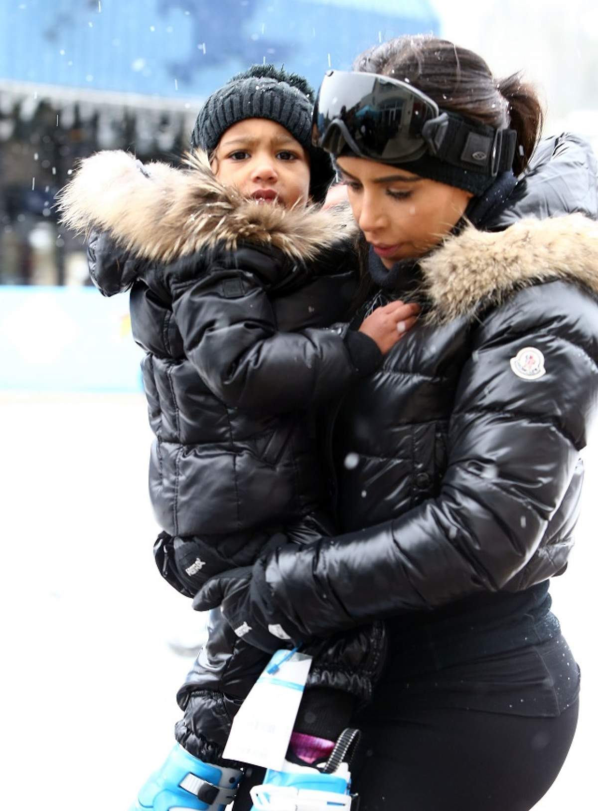 FOTO / Kim Kardashian şi-a scos fiica la ski. Uite ce dulce este cea mică!