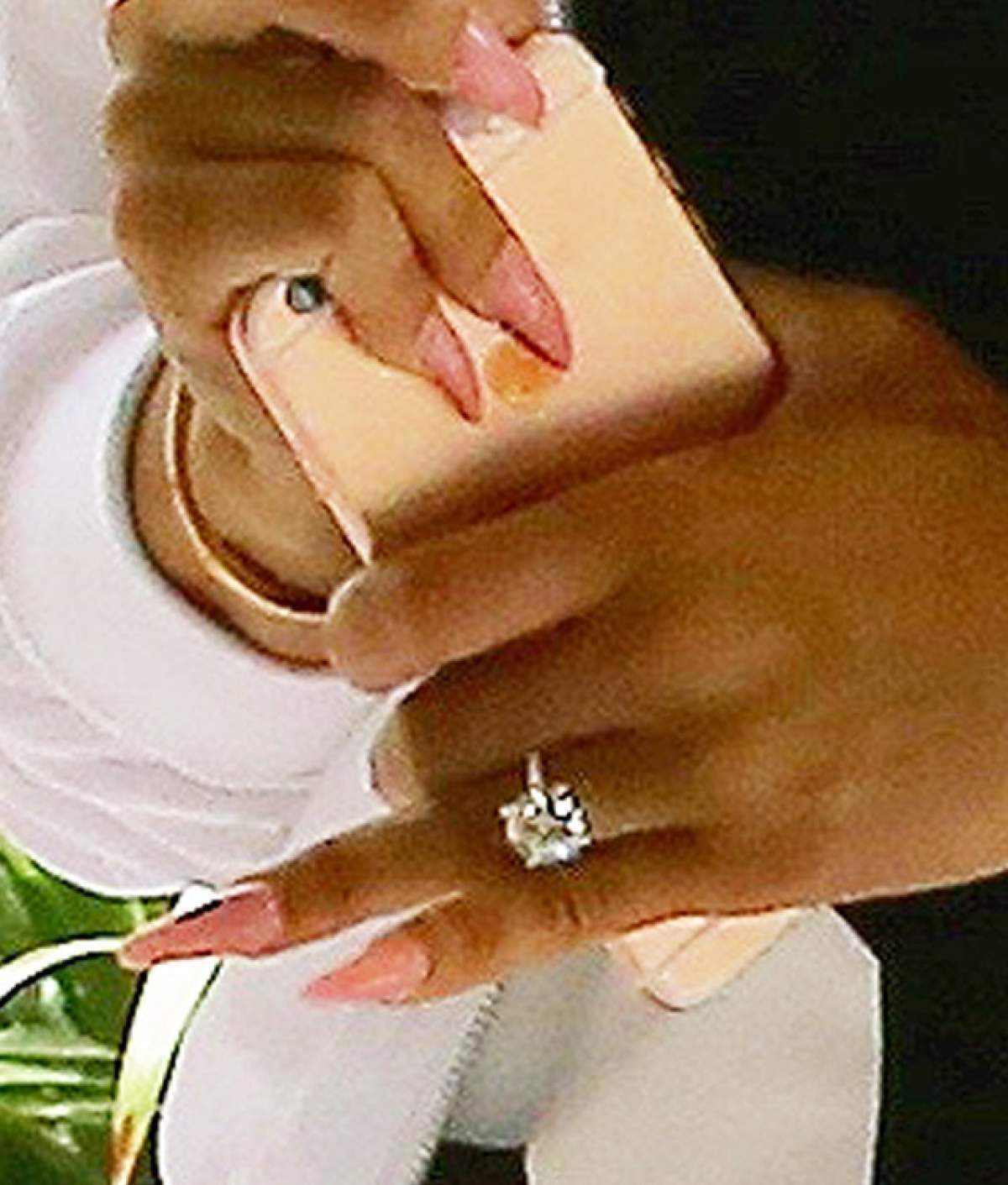 FOTO / O nouă logodnă în showbiz! A dat-o pe spate cu ditamai diamantul!