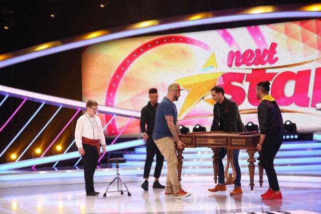 Pepe, CRBL, Dorian Popa și Dan Negru îi cară țambalul unui concurent,  pe scena de la “Next Star”