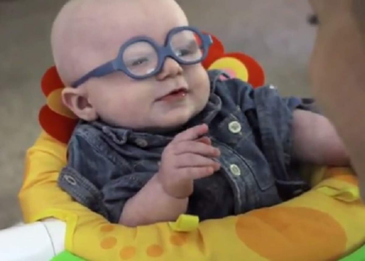 VIDEO / Un bebeluş îşi vede mama pentru prima dată! Reacţia lui a emoţionat o lume întreagă