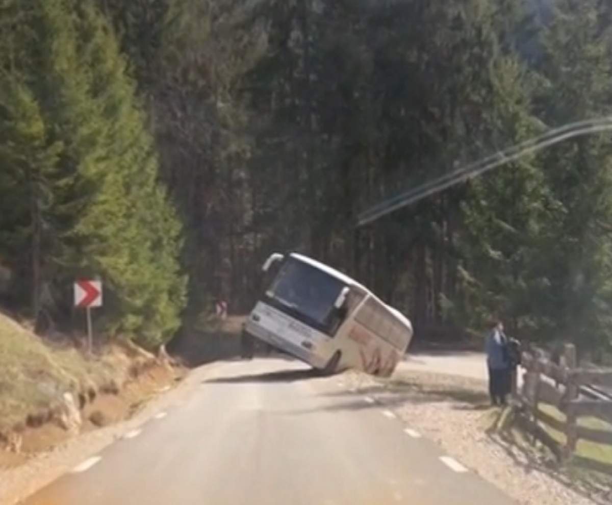 VIDEO / Clipe de groază pentru 50 de călători, după ce au rămas cu autocarul suspendat deasupra unui șanț adânc