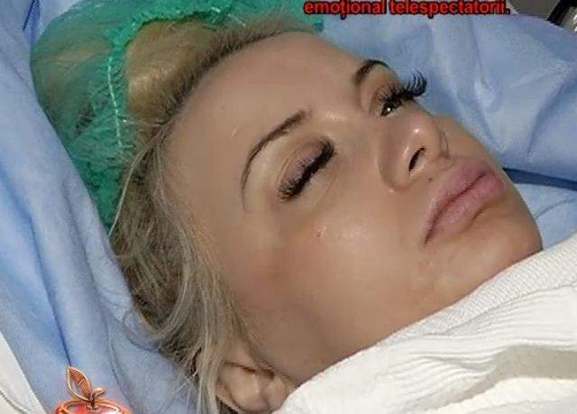 VIDEO / Simona Traşcă, chinuri înfiorătoare pentru un fund mai mare! A ieşit plină de sânge, după operaţia care a durat 5 ore. Imagini din timpul intervenţiei şi primele declaraţii ale blondei