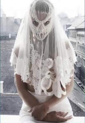 GALERIE FOTO / Cele mai excentrice rochii de mireasă! Ai grijă ce alegi să porţi, că s-ar putea să ajungi ca ele
