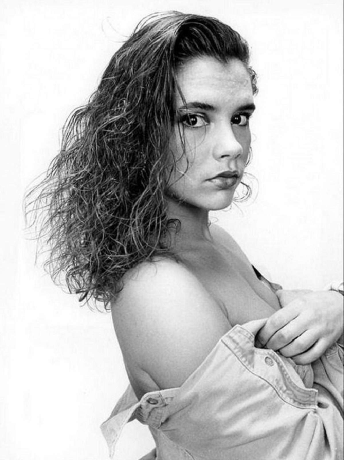 FOTO / În trecut -  o adolescentă banală, acum - "bombă" sexy şi nevasta celui mai dorit fotbalist! O recunoşti?