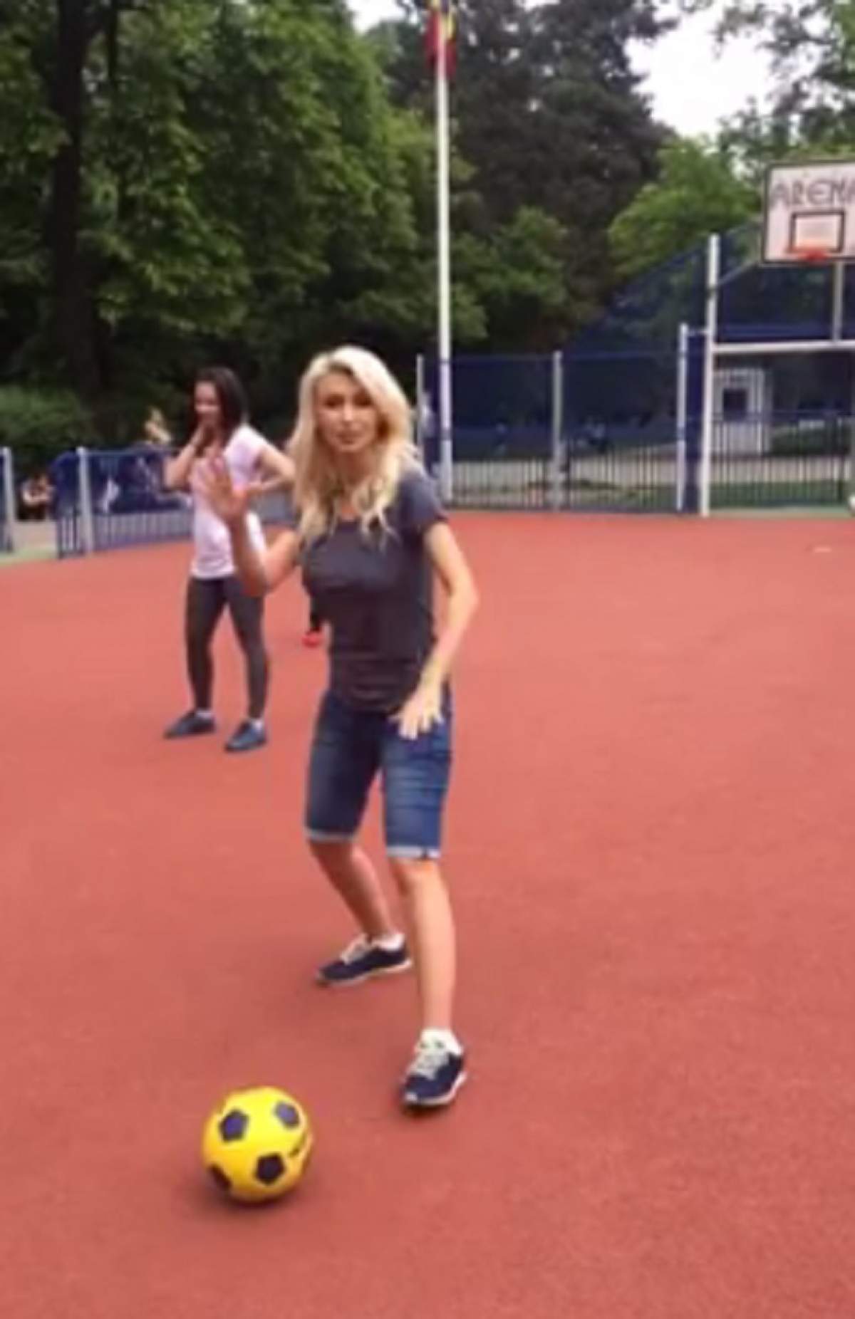 VIDEO / Ce graviduţă activă! Andreea Bălan joacă fotbal în parc. Burta i se vede mai bine ca niciodată