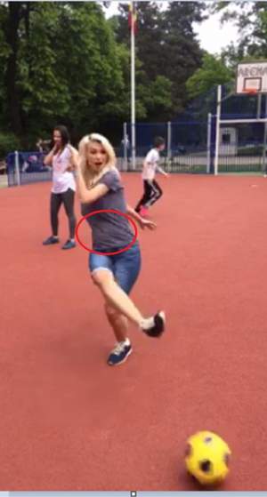 VIDEO / Ce graviduţă activă! Andreea Bălan joacă fotbal în parc. Burta i se vede mai bine ca niciodată