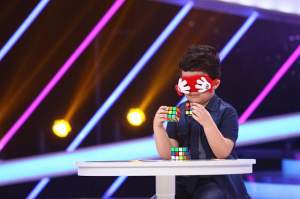FOTO / I-a făcut pe juraţii de la "Next Star" să se crucească! A rezolvat un cub Rubik cu ochii închişi: "Îşi bate joc de noi"